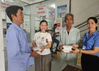 Khám bệnh, cấp thuốc miễn phí cho 200 người dân xã Phú Tân