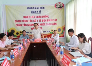 Phú Lâm tổ chức khám mắt và cấp phát thuốc miễn phí cho người dân