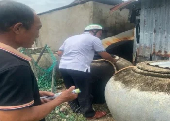 Trạm Y tế xã Thạnh Mỹ Tây ra quân vệ sinh môi trường, diệt lăng quăng phòng, chống sốt xuất huyết