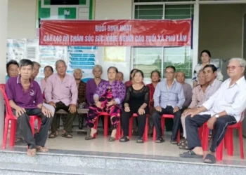 Phú Lâm tổ chức khám mắt và cấp phát thuốc miễn phí cho người dân