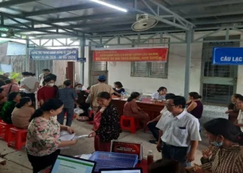 Phú Lâm tổ chức khám mắt và cấp phát thuốc miễn phí cho người dân