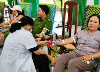 Phú Lâm tổ chức khám mắt và cấp phát thuốc miễn phí cho người dân