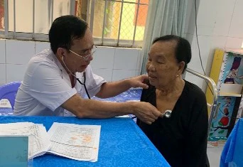 Trạm Y tế xã Vân Khánh: Khám sức khỏe cho người dân từ 60 tuổi trở lên
