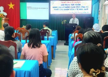 Trạm Y tế xã Thạnh Mỹ Tây ra quân vệ sinh môi trường, diệt lăng quăng phòng, chống sốt xuất huyết
