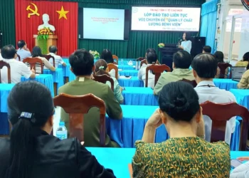 Trạm Y tế xã Thạnh Mỹ Tây ra quân vệ sinh môi trường, diệt lăng quăng phòng, chống sốt xuất huyết