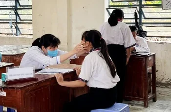 Trạm Y tế xã Ngọc Chúc khám sức khỏe định kỳ cho học sinh