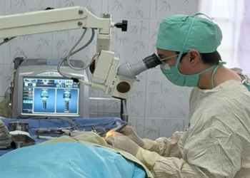 Phẫu thuật mắt miễn phí cho 200 bệnh nhân nghèo tại Trung tâm Y tế Phú Tân