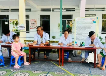 Trạm Y tế xã Khánh Bình khám sức khoẻ đầu năm học cho học sinh