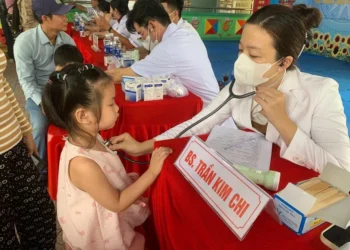 Trạm Y tế xã Vân Khánh: Khám sức khỏe định kỳ cho trẻ mầm non