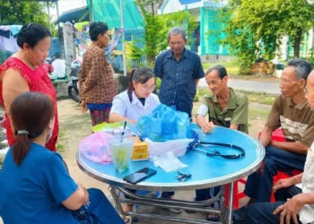 Khám mắt và cấp phát thuốc miễn phí tại xã Vĩnh Thạnh Trung