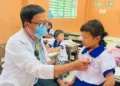 Khám mắt và cấp phát thuốc miễn phí tại xã Vĩnh Thạnh Trung