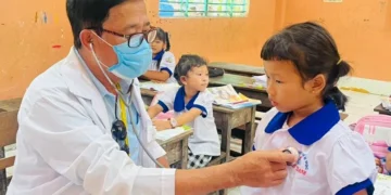 Khám mắt và cấp phát thuốc miễn phí tại xã Vĩnh Thạnh Trung