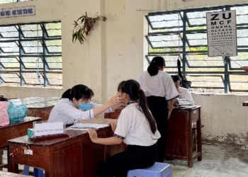 Trạm Y tế xã Ngọc Chúc khám sức khỏe định kỳ cho học sinh