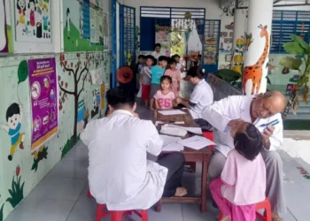 Trạm Y tế xã Vĩnh Thạnh Trung kiểm tra sức khỏe học sinh mầm non