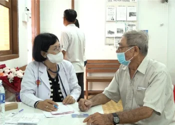 Khám bệnh, cấp phát thuốc miễn phí cho người cao tuổi phường Châu Đốc