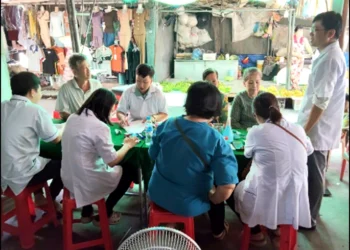 Trạm Y tế phường Long Xuyên đưa dịch vụ khám sàng lọc sức khỏe đến người dân tại các khu vực chợ