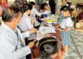 Trạm Y tế xã Ngọc Chúc tổ chức tiêm vắc xin bạch hầu, uốn ván cho trẻ học lớp 2 và trẻ 7 tuổi