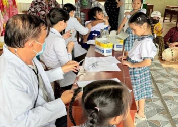 Trạm Y tế xã Ngọc Chúc tổ chức tiêm vắc xin bạch hầu, uốn ván cho trẻ học lớp 2 và trẻ 7 tuổi